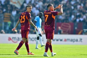 Lorenzo Pellegrini esulta facendo un cuore con le mani