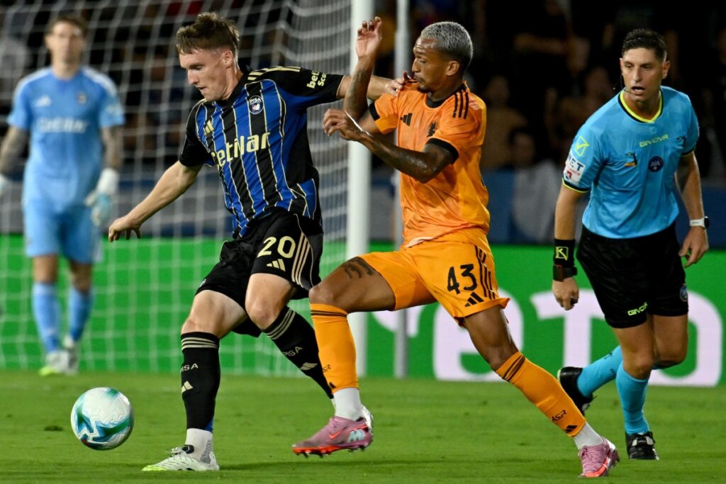 Wesley tenta di rubare il pallone ad un giocatore del Pisa