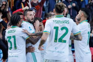 Leon Bailey abbraccia i compagni dopo il gol