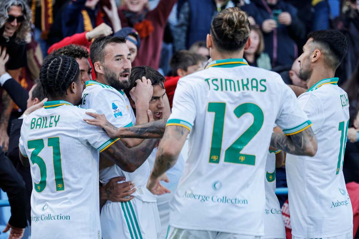 Leon Bailey abbraccia i compagni dopo il gol