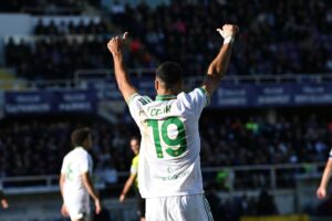 Celik alza le braccia festeggiando la vittoria a Firenze