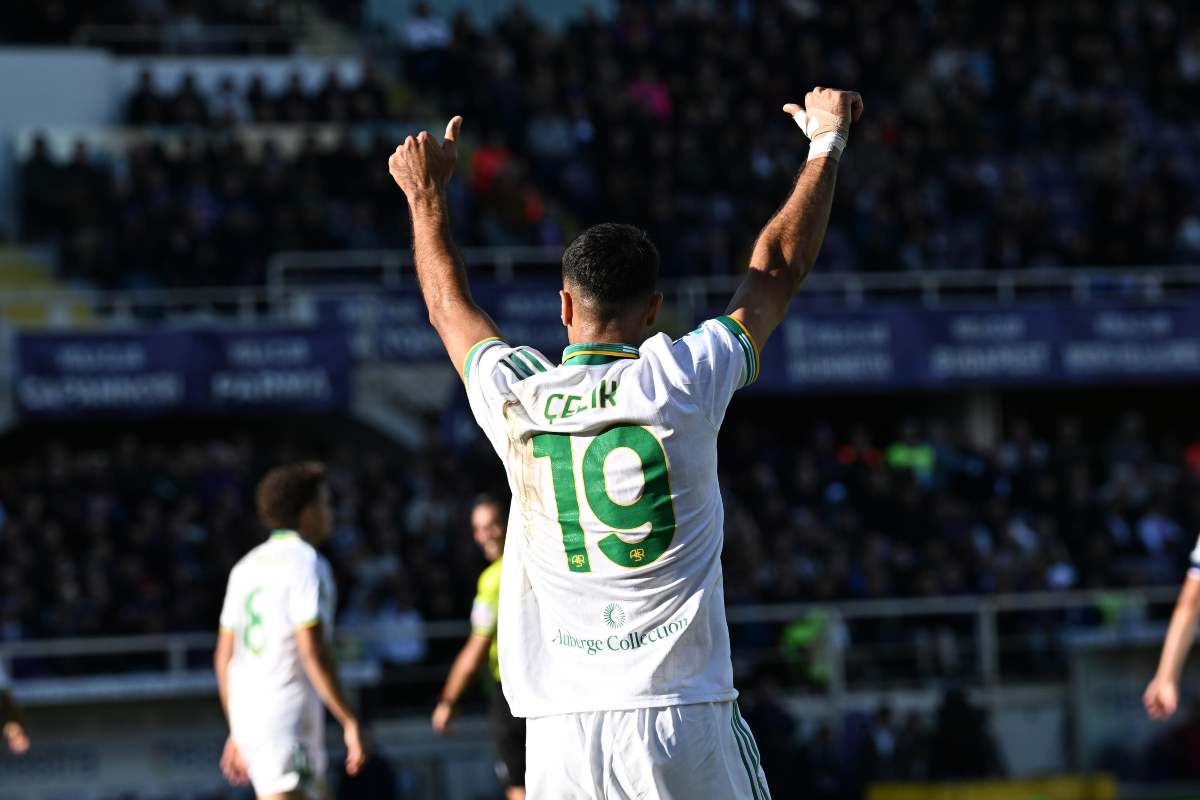 Celik alza le braccia festeggiando la vittoria a Firenze