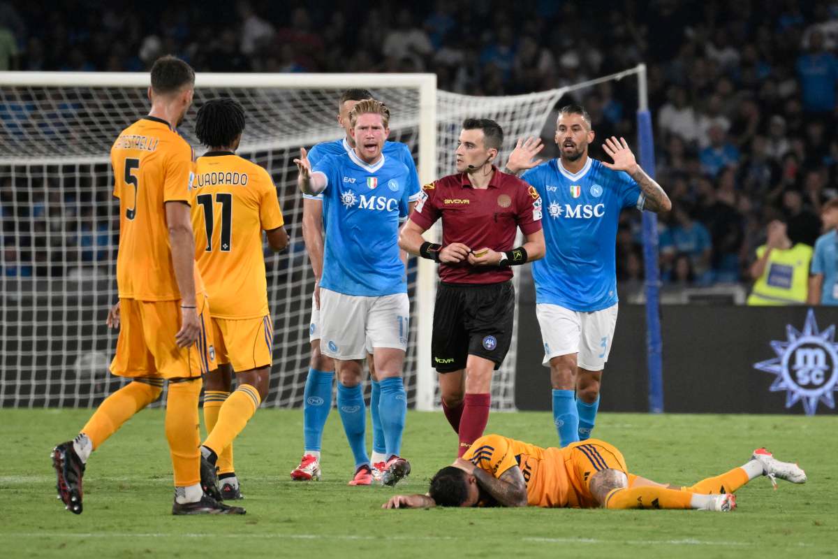Vincenzo Crezzini redarguisce alcuni giocatori del Napoli