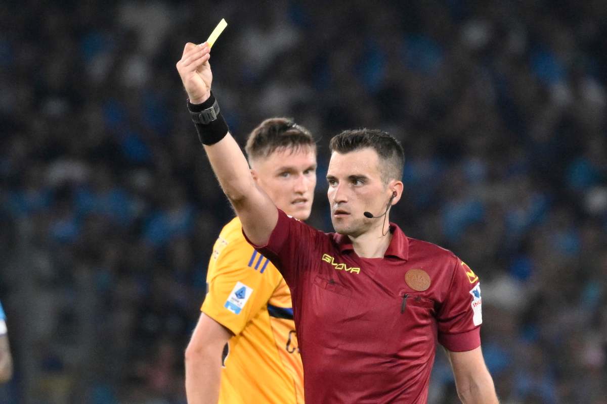 L'arbitro Crezzini estrae un cartellino giallo