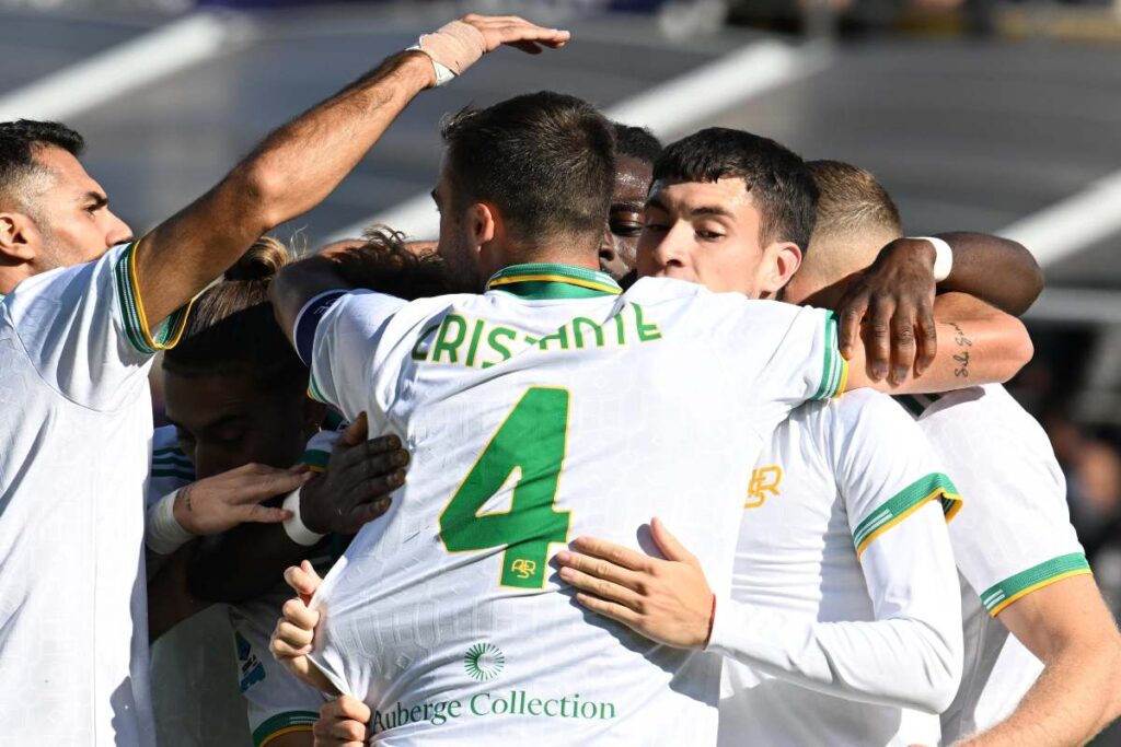 Cristante e Soulé si abbracciano dopo il gol