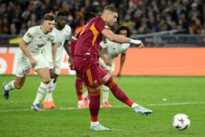Artem Dovbyk calcia un rigore contro il Lille