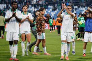 Alcuni giocatori della Roma applaudono al settore ospiti