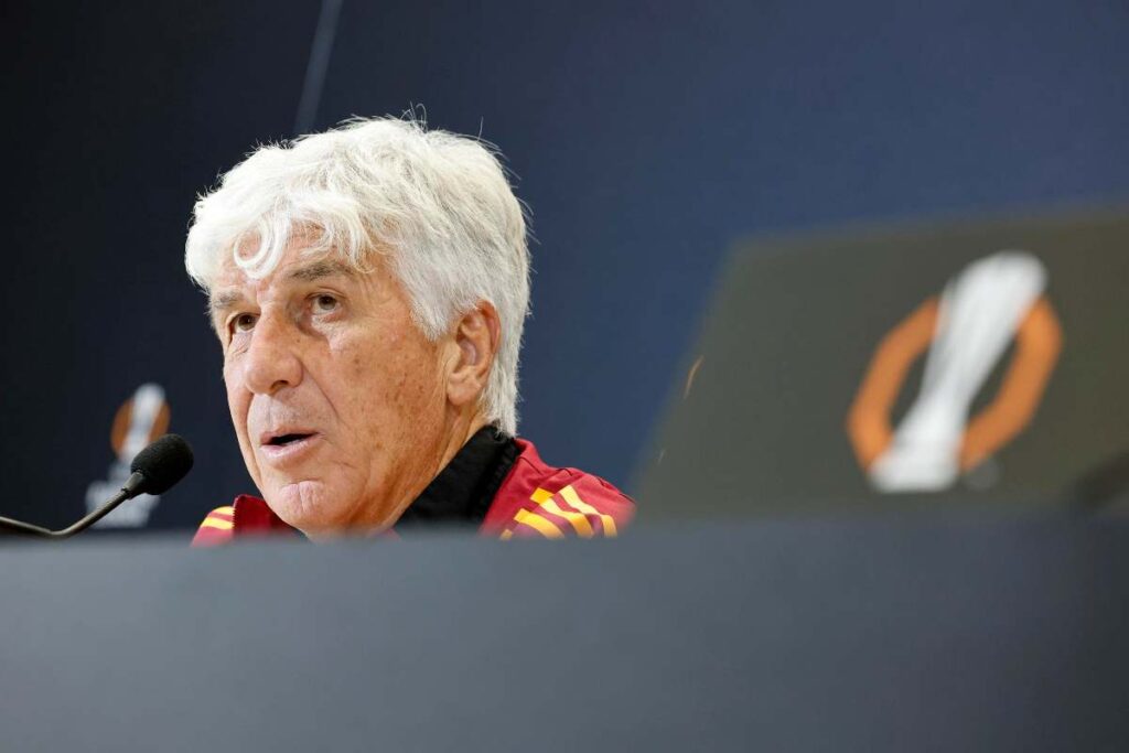 Gian Piero Gasperini risponde alle domande in conferenza