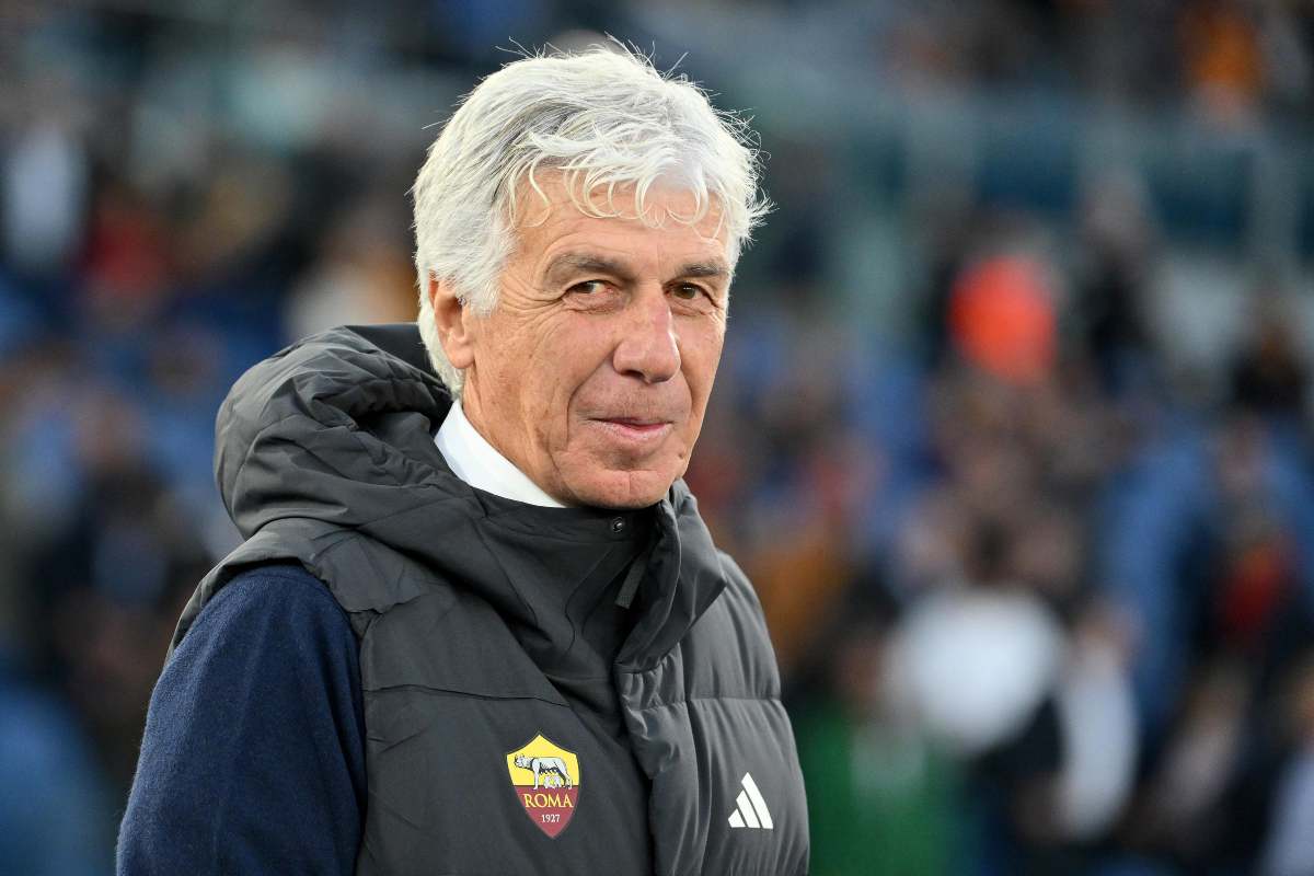 Gian Piero Gasperini sorridente in panchina