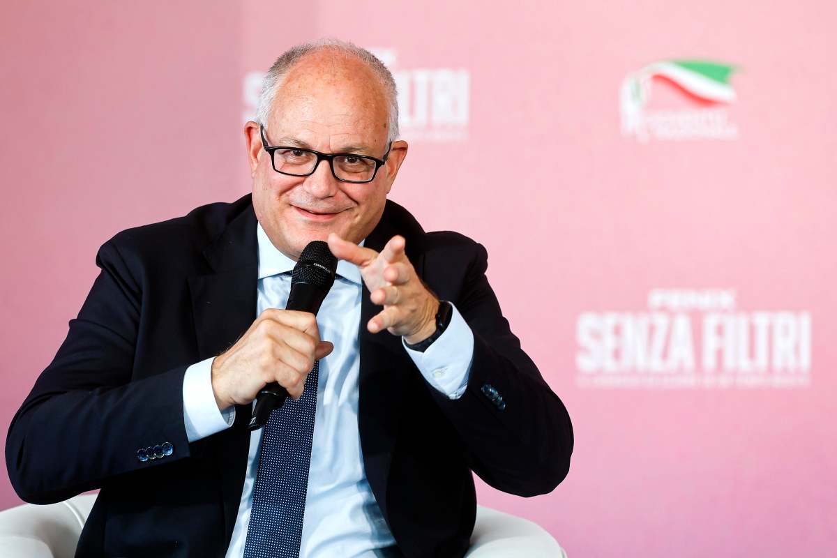 Roberto Gualtieri parla con il microfono in mano