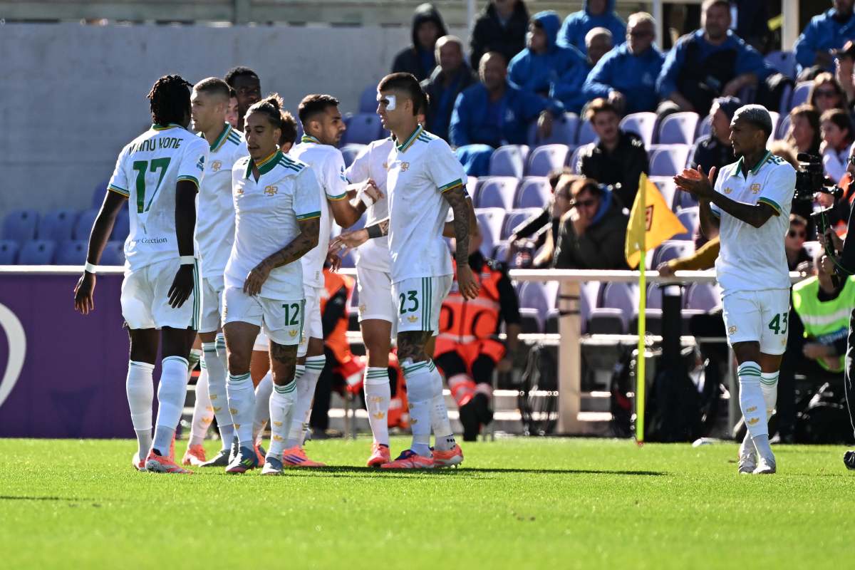 Alcuni giocatori della Roma si abbracciano dopo il gol al Franchi