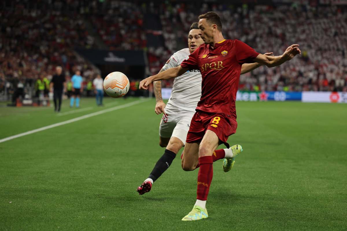 Matic combatte contro un calciatore del Siviglia