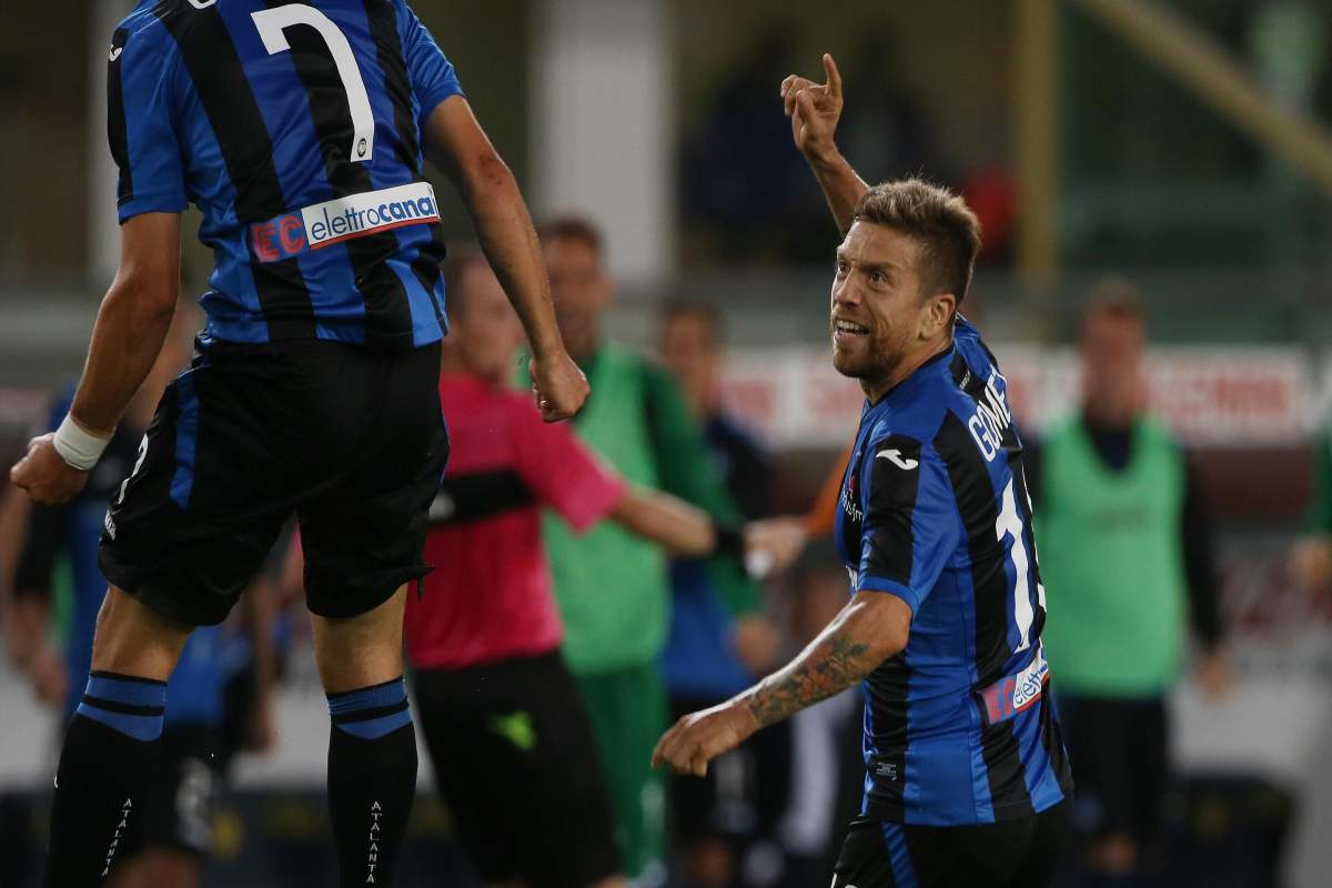 Il Papu Gomez alza il dito mentre è in campo