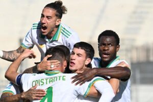 I giocatori della Roma festeggiano dopo il gol alla Fiorentina- DajeRomatv.it