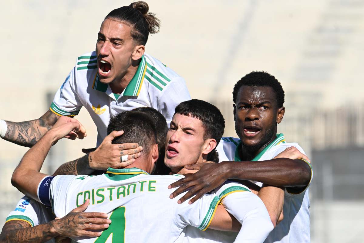 I giocatori della Roma festeggiano dopo il gol alla Fiorentina- DajeRomatv.it