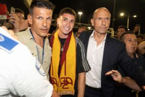 Matias Soulé sorridente tra i tifosi all'aeroporto