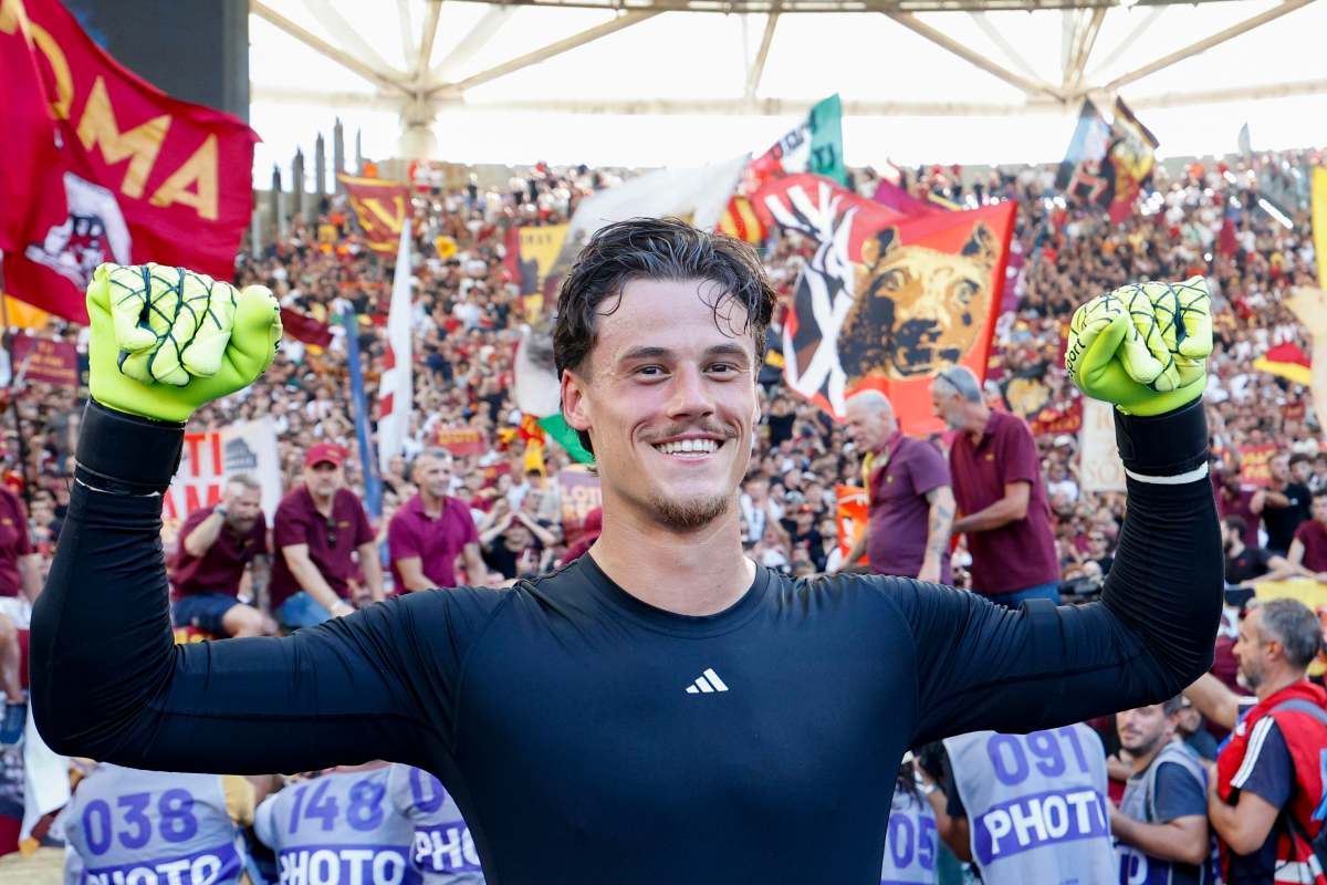 Mile Svilar esulta alzando i pugni dopo la vittoria del derby