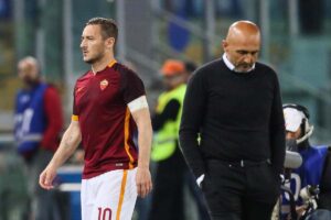 Francesco Totti esce dal campo con Spalletti vicino