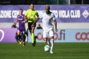 wesley conduce il pallone durante Fiorentina-Roma