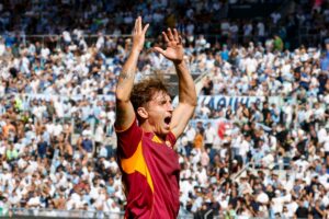 Tommaso Baldanzi alza le braccia esultando