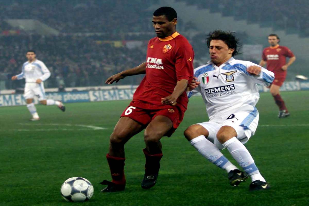 Aldair difende un pallone in campo con la Roma