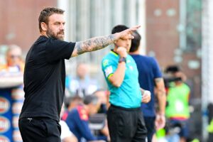 Daniele De Rossi in panchina con la Roma