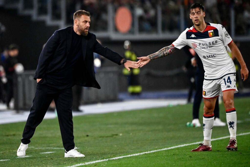 Daniele De Rossi da il 5 ad un calciatore del Genoa