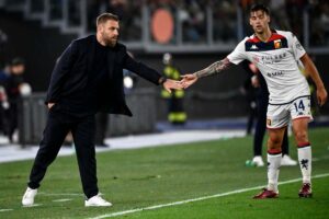 Daniele De Rossi da il 5 ad un calciatore del Genoa
