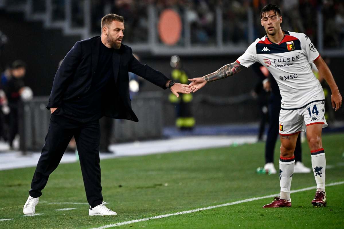 Daniele De Rossi da il 5 ad un calciatore del Genoa