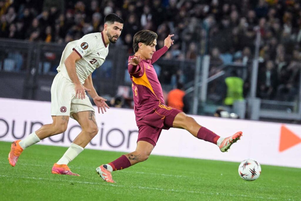 Paulo Dybala stoppa un pallone