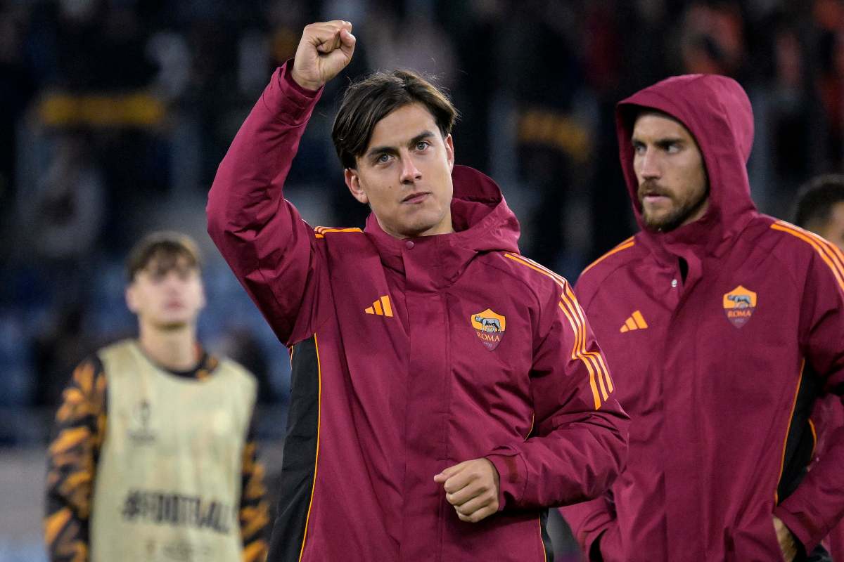 Paulo Dybala alza il braccio per salutare i tifosi