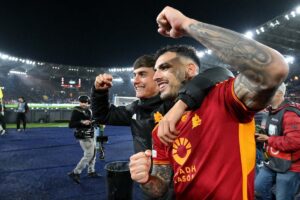 Paulo Dybala e Paredes si abbracciano dopo una vittoria