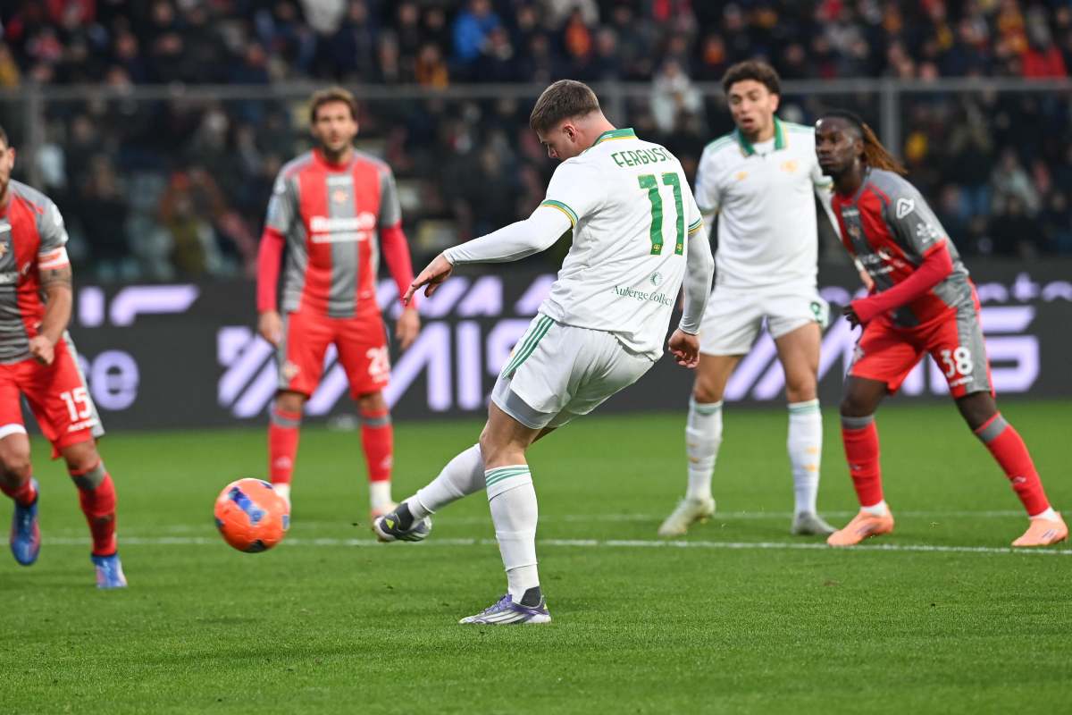 Evan Ferguson calcia con il piede destro