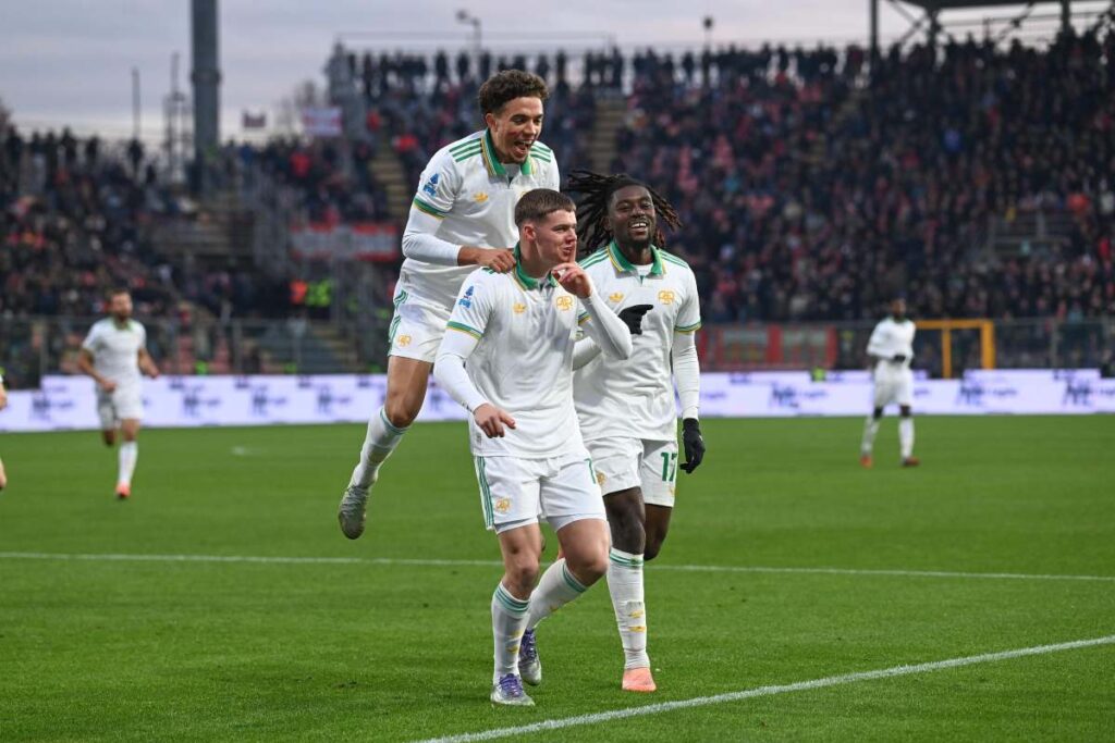 Evan Ferguson abbracciato e rincorso da El Aynaoui e Koné