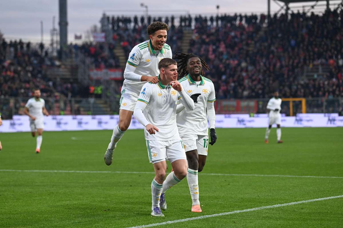 Evan Ferguson abbracciato e rincorso da El Aynaoui e Koné