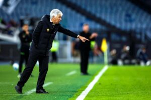 Gian Piero Gasperini da indicazioni alla squadra