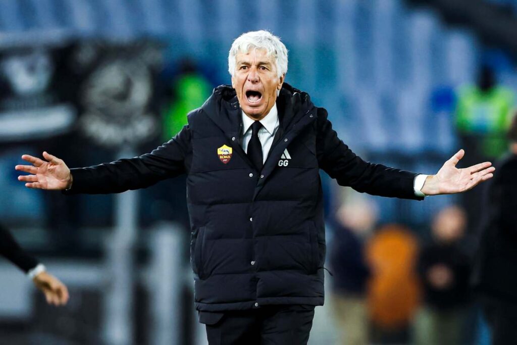 Gian Piero Gasperini allarga le braccia in panchina