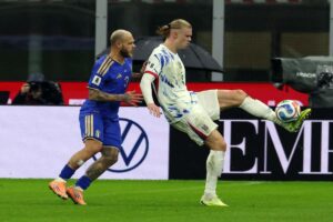 Haaland protegge il pallone