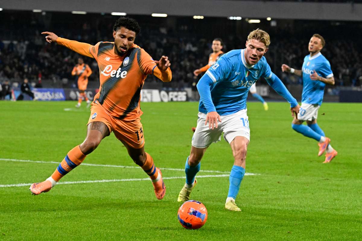 Rasmus Hojlund cerca di anticipare un avversario