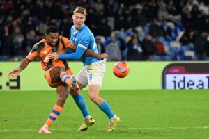 Rasmus Hojlund battaglia con un avversario