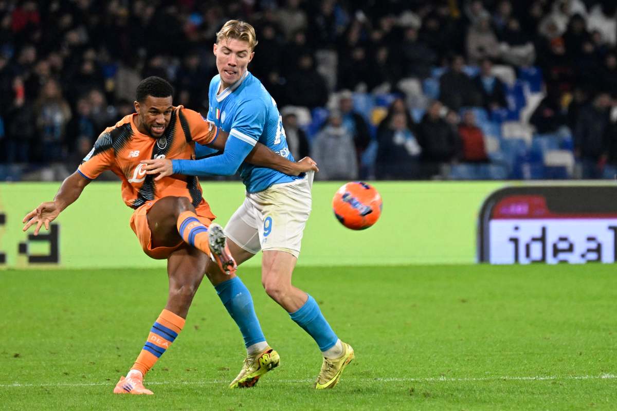 Rasmus Hojlund battaglia con un avversario