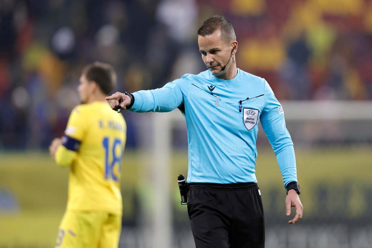 L'arbitro Krogh indica un calcio di rigore