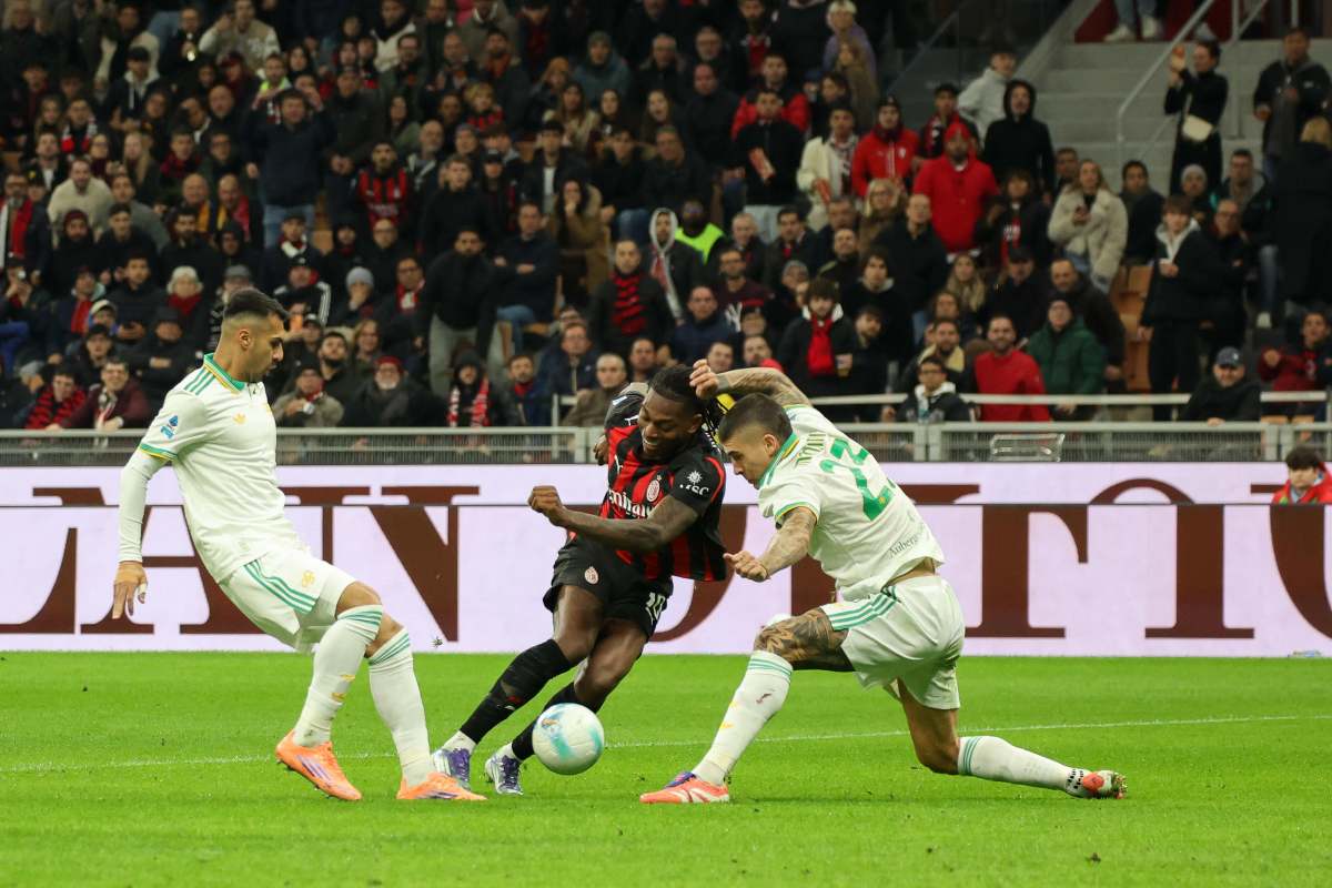 Mancini tenta di deviare la conclusione di Leao