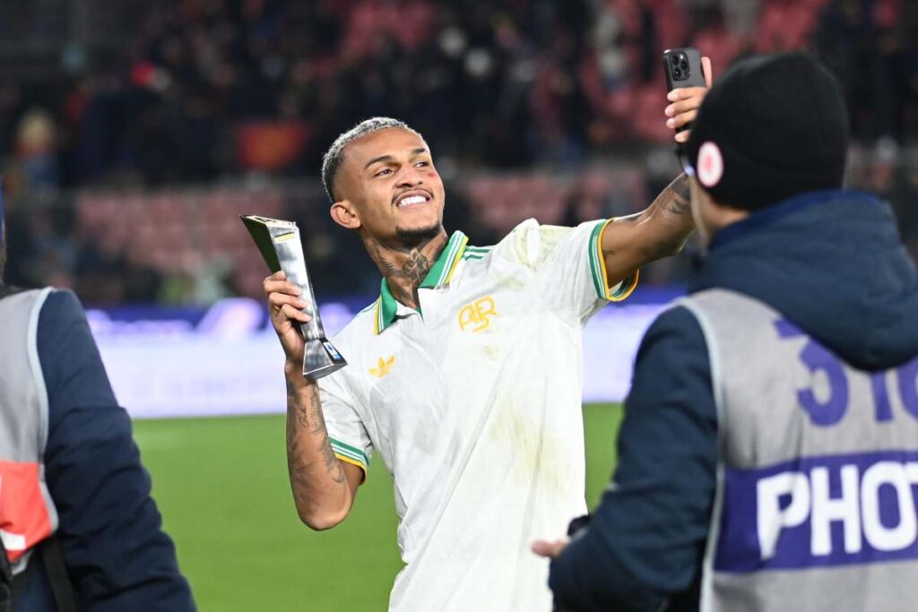 Wesley sorridente si fa un selfie in campo