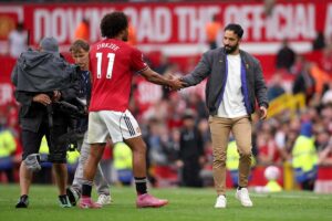 Zirkzee saluta Amorim stringendogli la mano