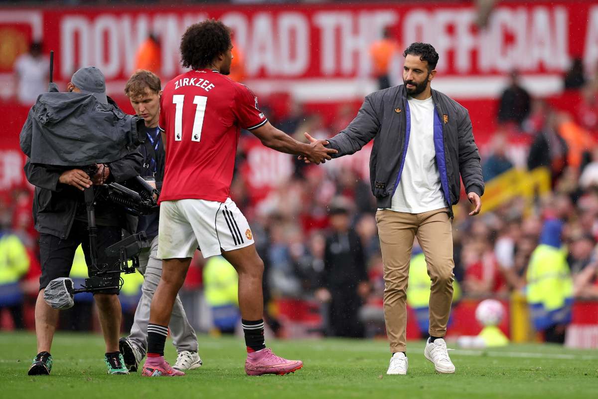 Zirkzee saluta Amorim stringendogli la mano