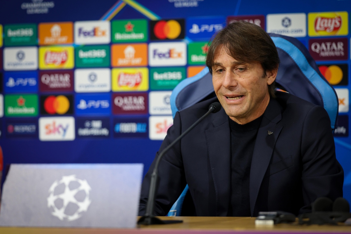 Antonio Conte seduto in conferenza stampa
