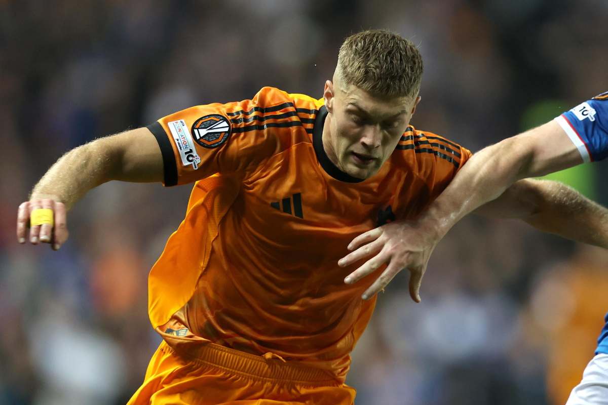 Artem Dovbyk difende palla