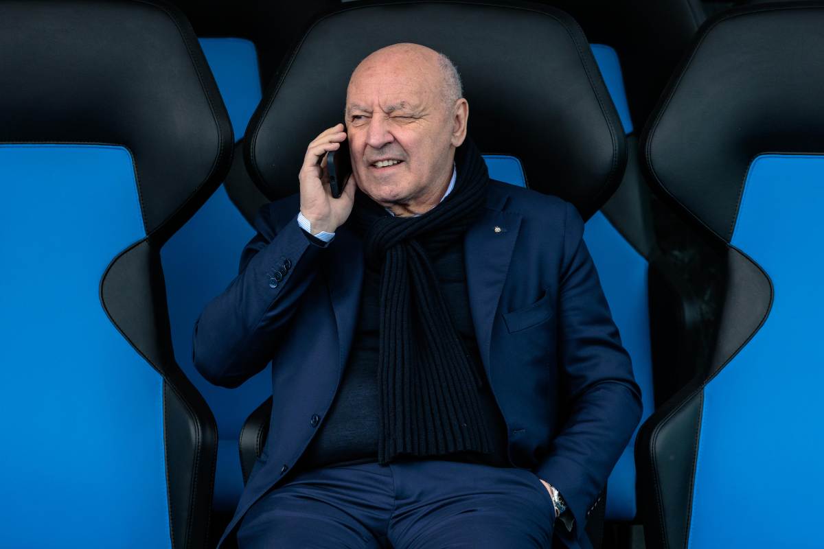 Beppe Marotta al telefono