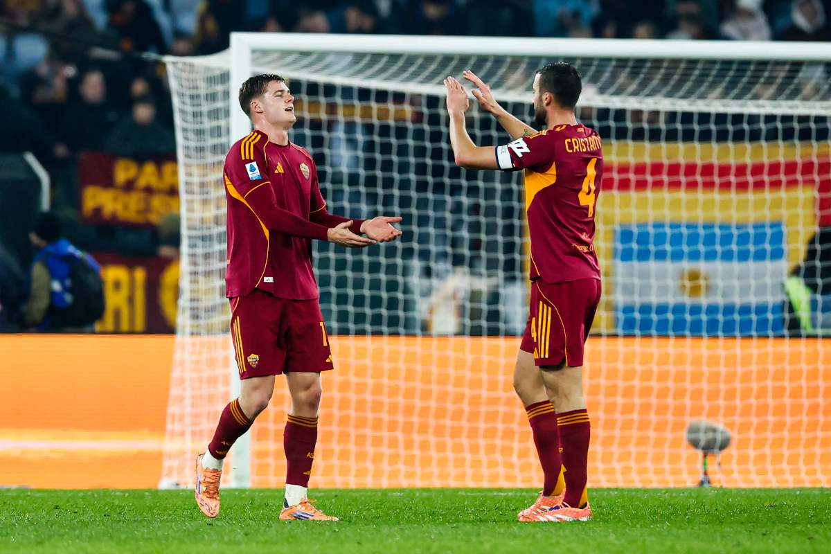 Cristante batte il 5 a Ferguson dopo un gol